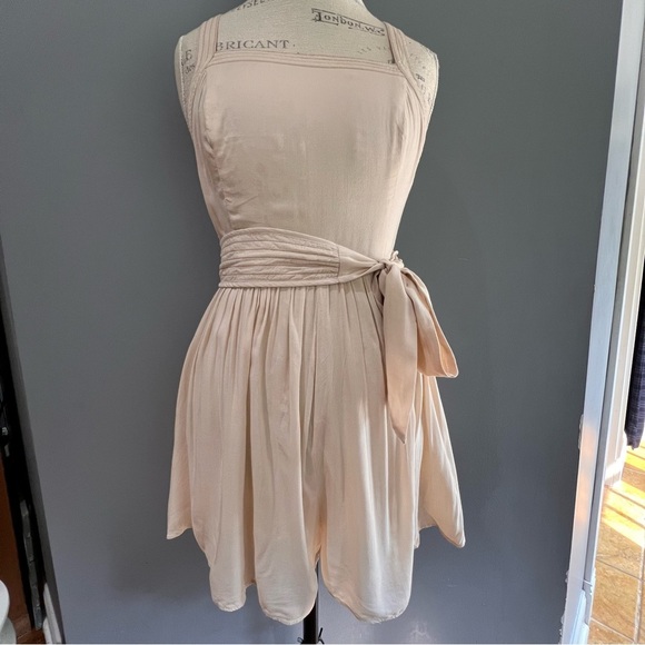 Urban Outfitter Kimchi Blue Trapunto Stitch Cross-Back Romper Beige Sz 6 - Picture 2 of 9